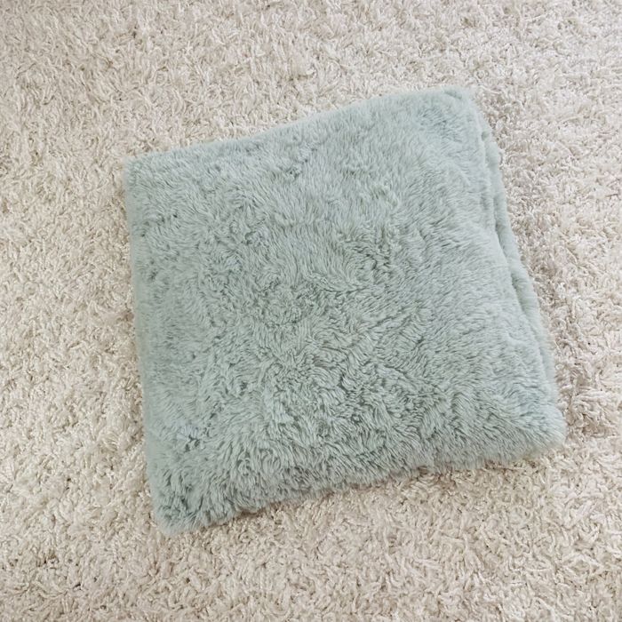 jasno niebieska poduszka włochata turkusowa miętowa pastelowa jasiek