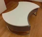 Mesa de centro rotativa com arrumação