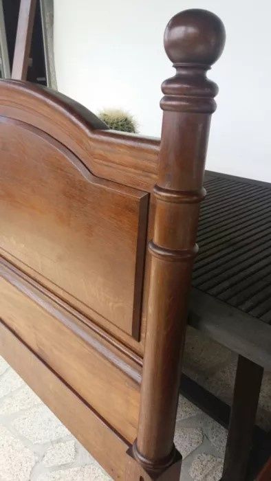 Cama de casal em Carvalho Americano