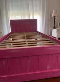 Cama individual em madeira maciça (com estrado/colchão 190 cm x 90 cm)