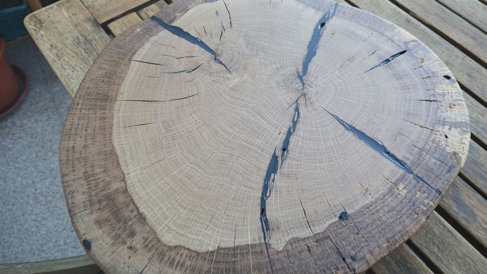 Rodela em carvalho, com apontamentos  em resina preta