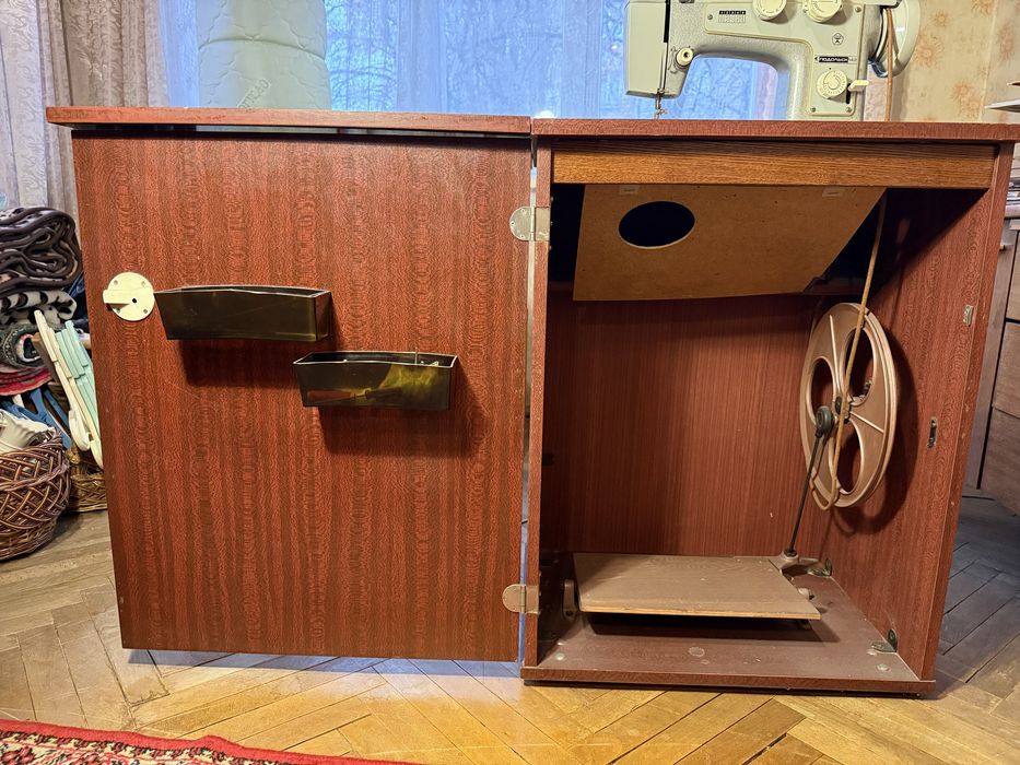 Швейна машинка Подольск 142 з тумбою — повністю робоча