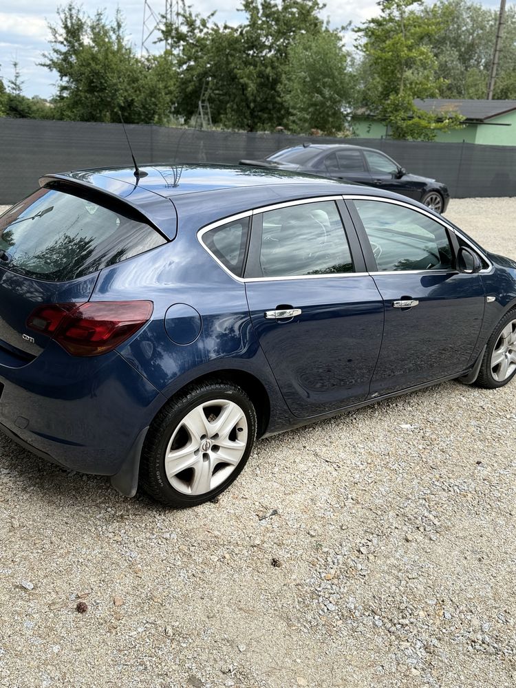 Opel Astra J,hatchback 2011r, 1.7 CDTI, 110km, klima 5 drzwi CARFAX