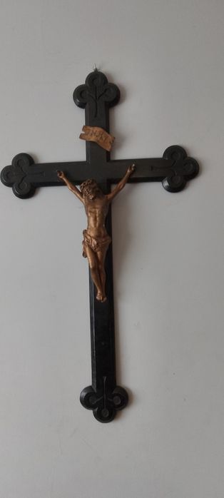 Duży drewniarewniany krzyż z XIX wieku