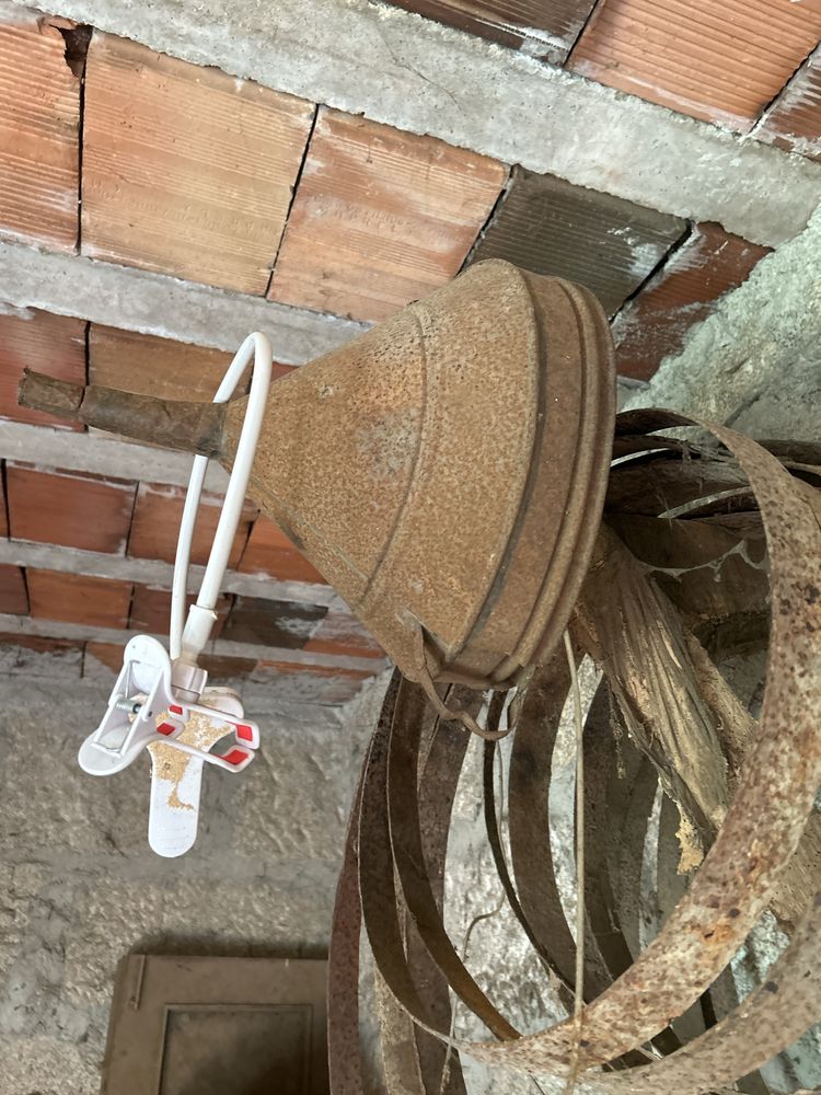 Funil em ferro muito antigo