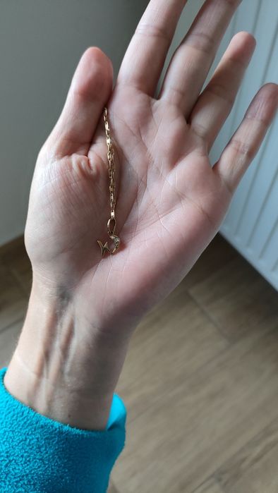 Złoty łańcuszek z zawieszką "W"