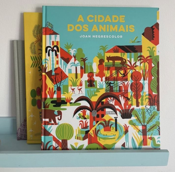 prateleira de parede azul ou cinza. Ideal para quarto criança