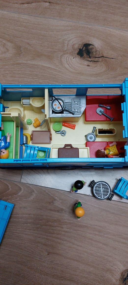 Auto z przyczepą kempingową Playmobil