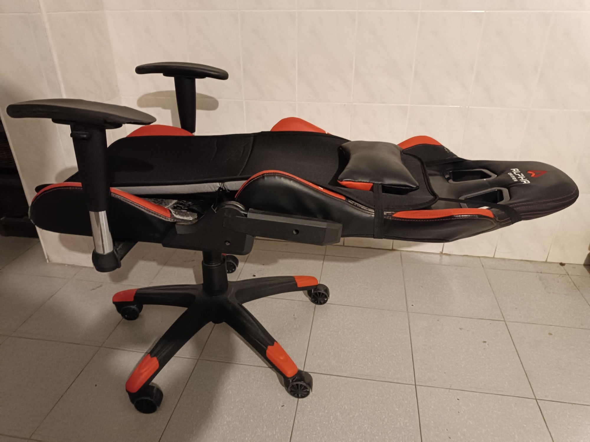 Cadeira Gaming Alpha Gamer completamente funcional com almofada