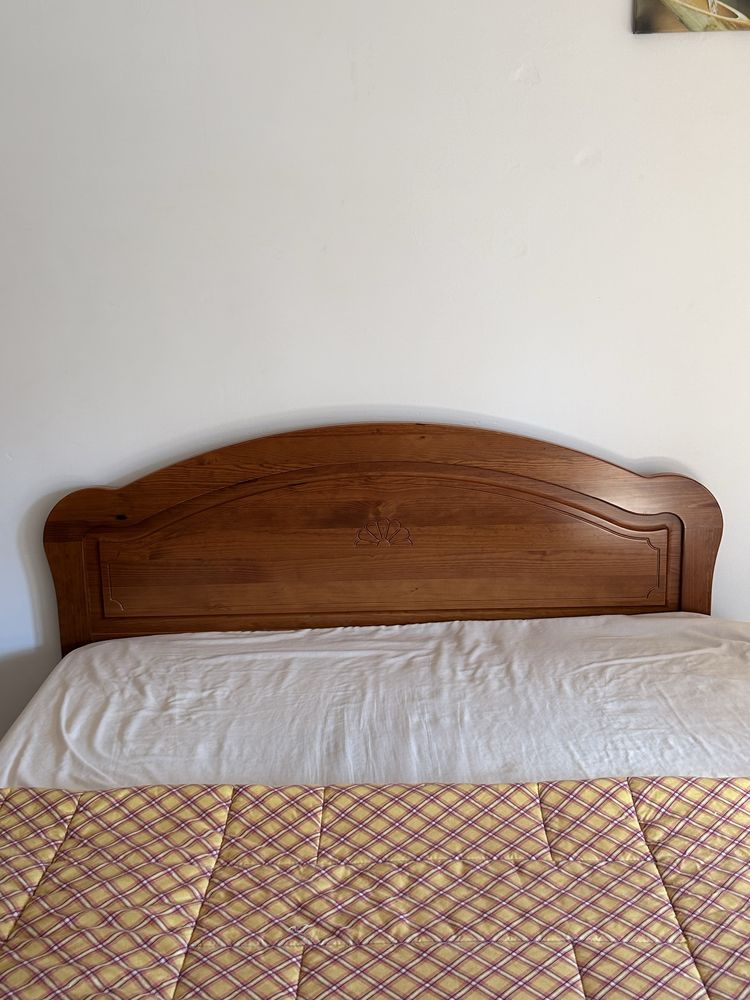 Cama e colchão com 2 mesas de cabeceira