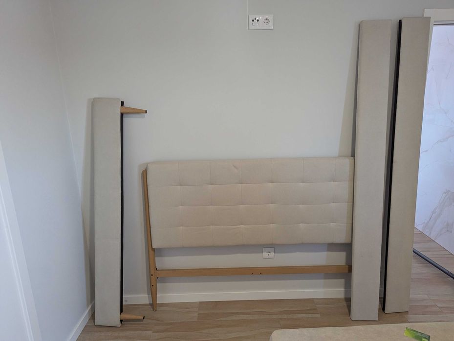 Cama estofada Sklum 150X200 + Colchão em perfeito estado
