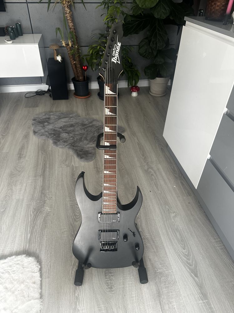 Gitara elektryczna ibanez czarna plus wzmacniacz