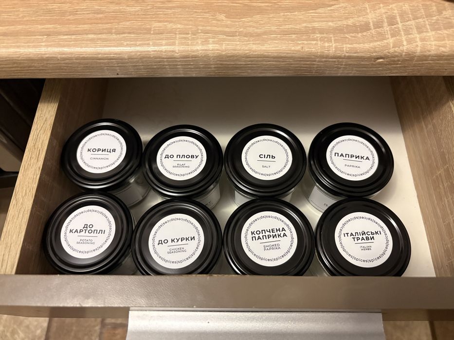 Скляні баночки для спецій — стиль і порядок на вашій кухні