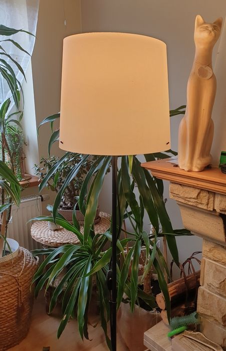 Lampa biala podlogowa