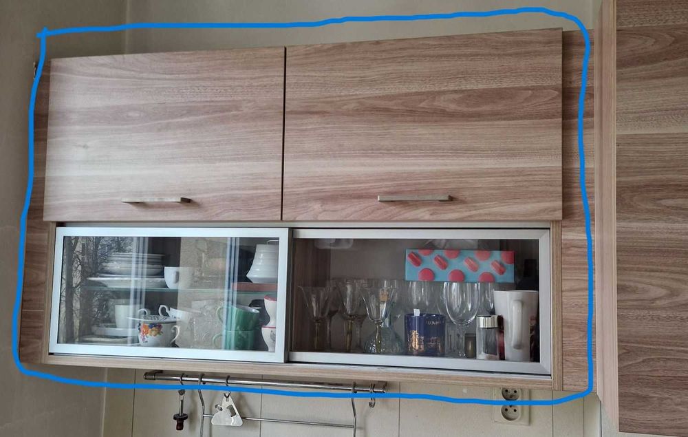 szafka wisząca ze szklaną witryną i drzwiczkami