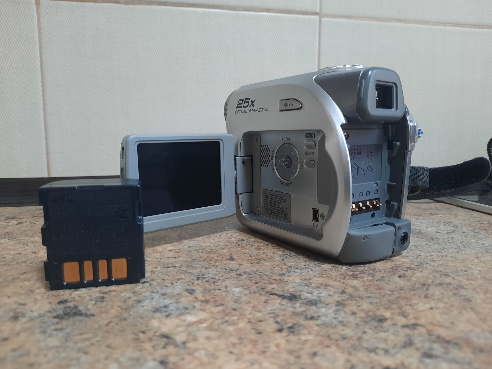 Відеокамера JVC X-25