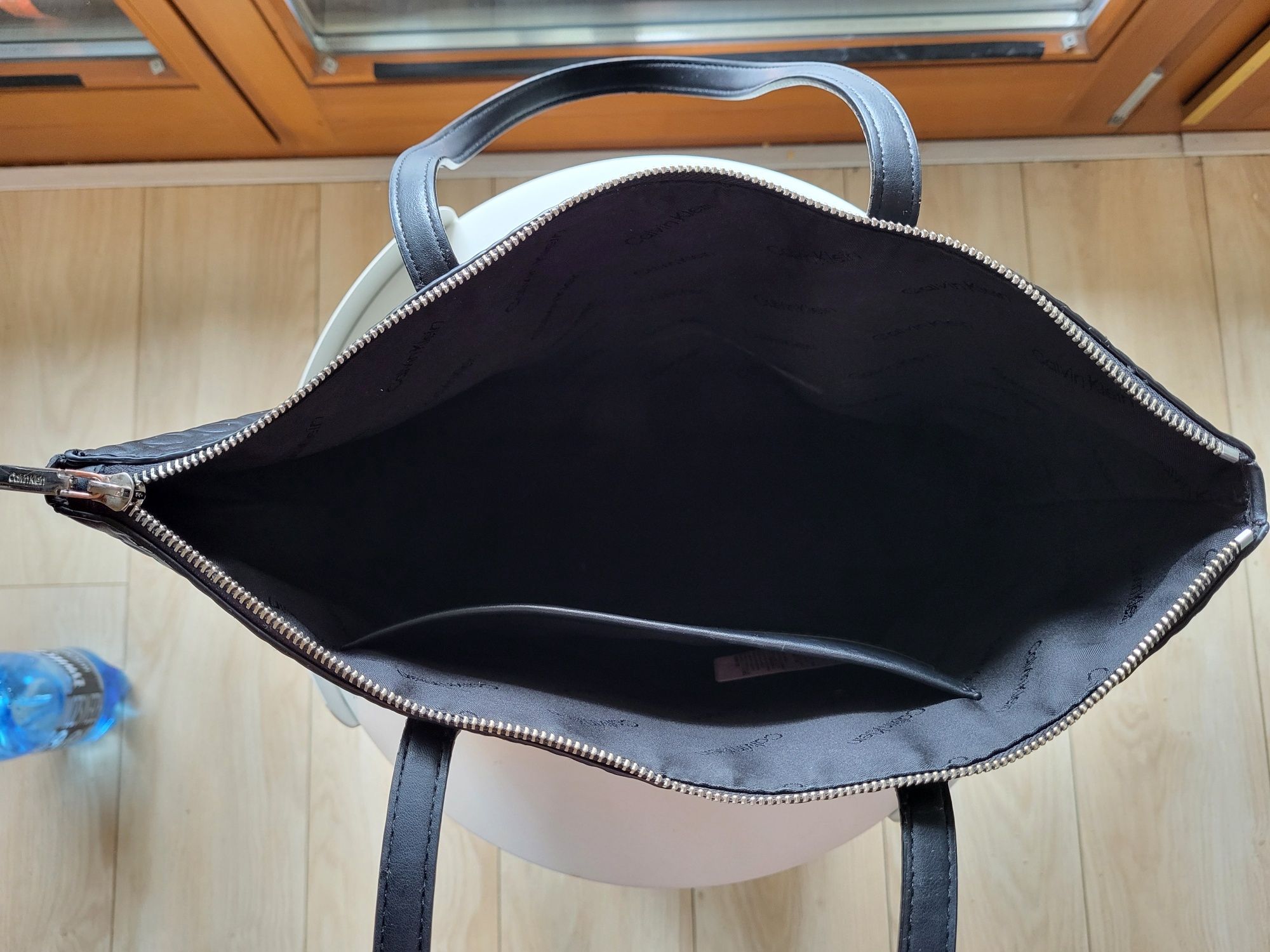 Czarna pikowana torebka Calvin Klein. Rozmiar A4 torba na ramię