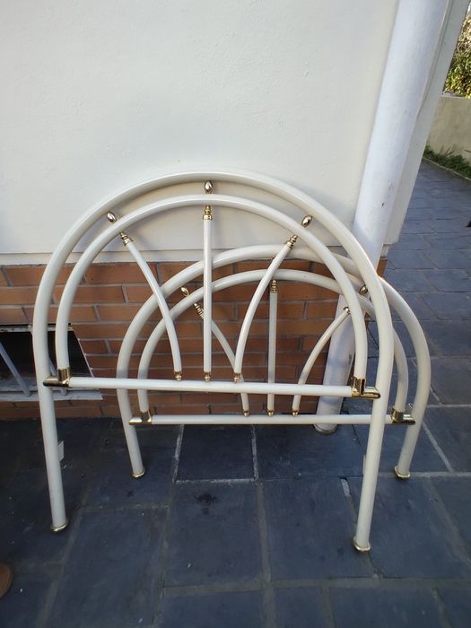 Cama de solteiro em ferro