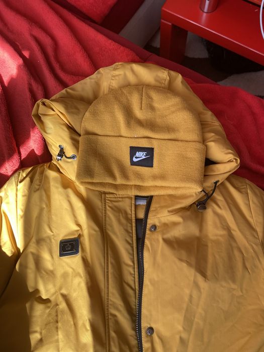 Жіночка парка горчичного кольору