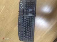 Teclado com fios para computador.