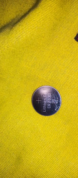 Литиевая дисковая батарейка CR2032
Буквы "CR" обозначают, что это лит