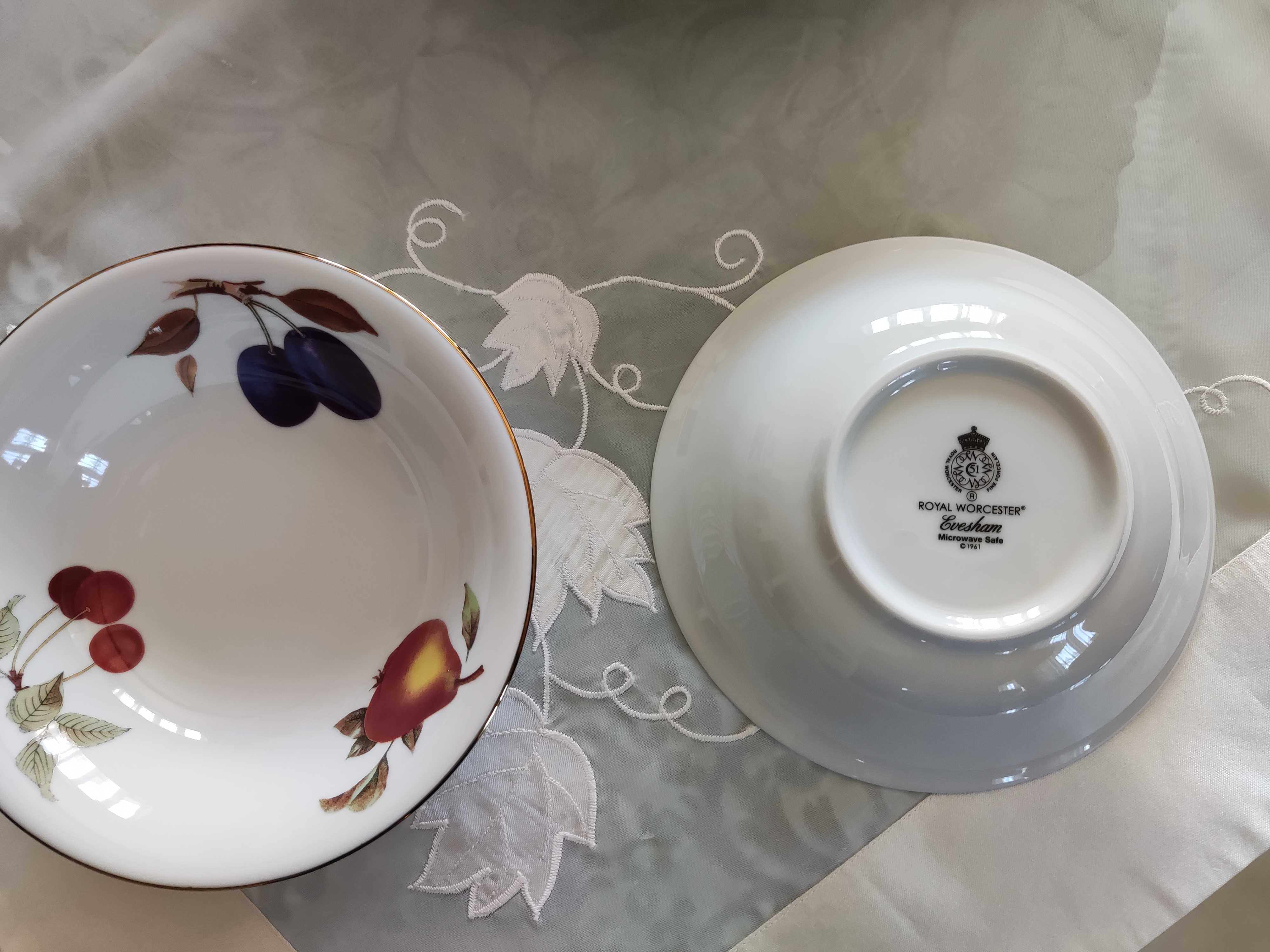 Salaterka mała (miseczka) z angielskiej porcelany Royal Worcester