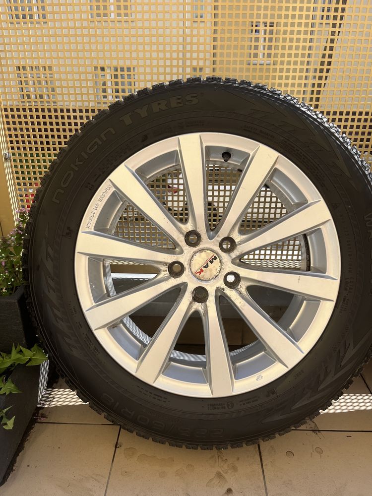 Felgi r18  z oponami zimowymi Nokian do Suv-a