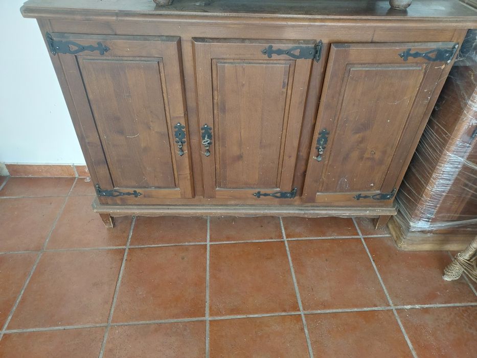 Móvel ideal para para sala ou restauração