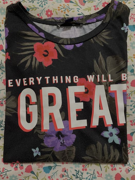 T-shirt com detalhes de flores e escrita