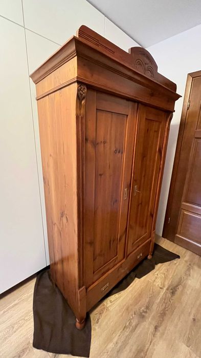 Odnowiona piękna drewniana szafa, eklektyczna