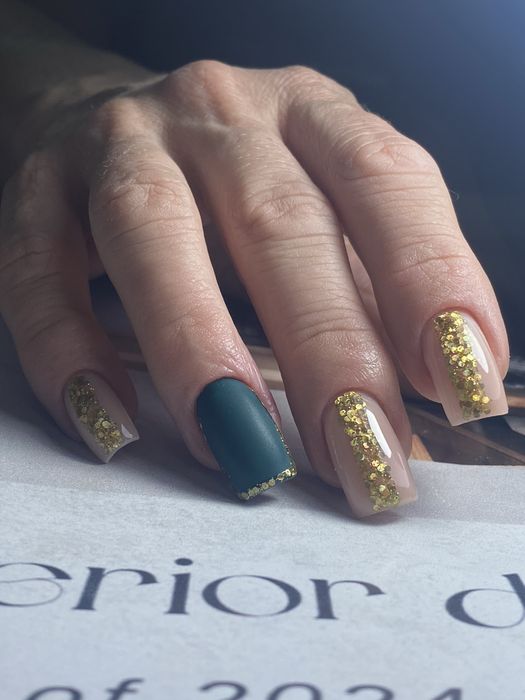 Пропоную послуги манікюр і педикюр , нарощення нігтів