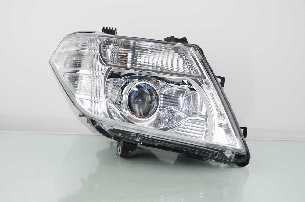 Nissan Navara XENON prawa lampa przednia