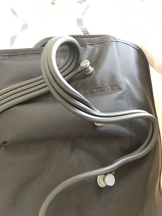 Máquina de pressoterapia nova na caixa.