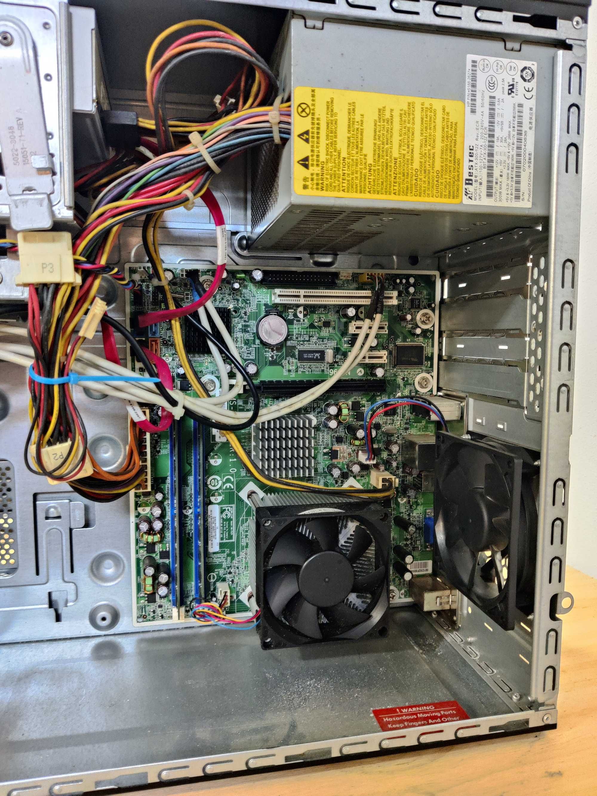 Conjunto 3 computadores a funcionar.