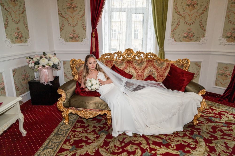 Весільна сукня з довгим шлейфом