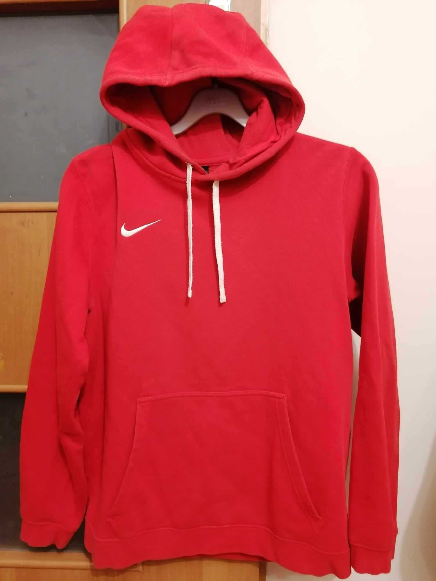 sportowa czerwona bluza z kapturem firmy nike rozmiar M, kieszenie