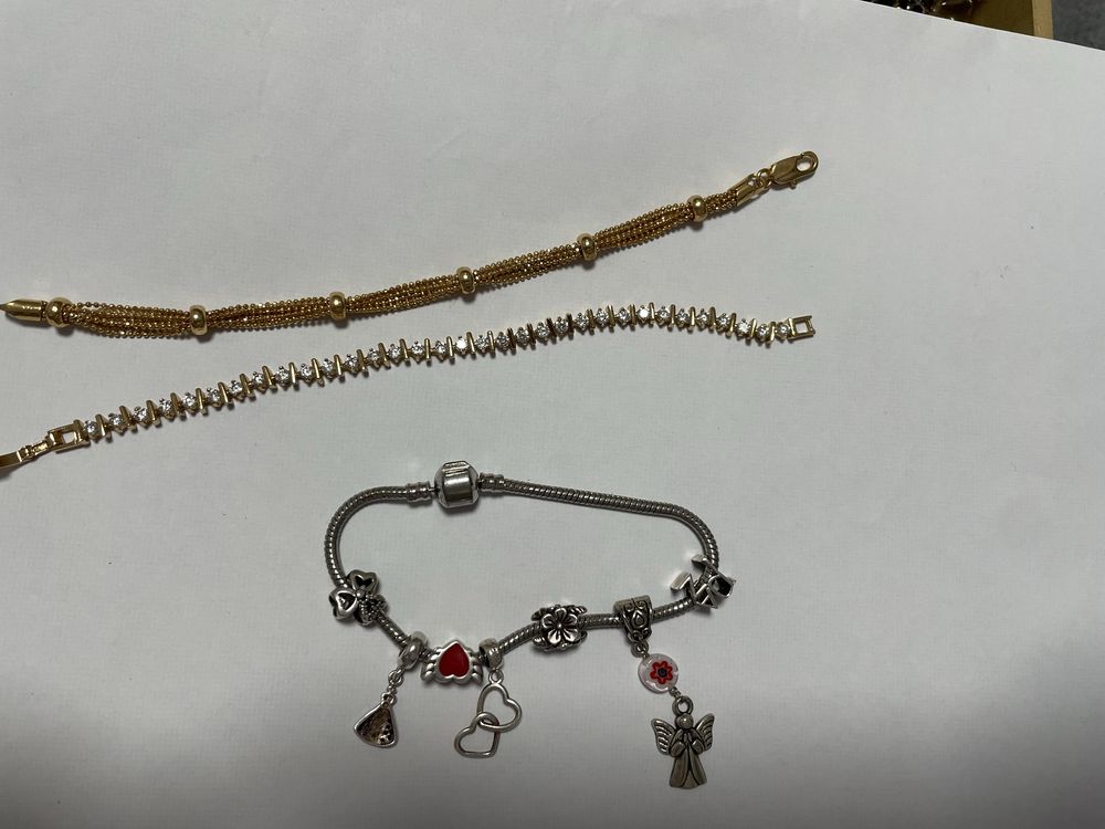 Brincos e pulseiras