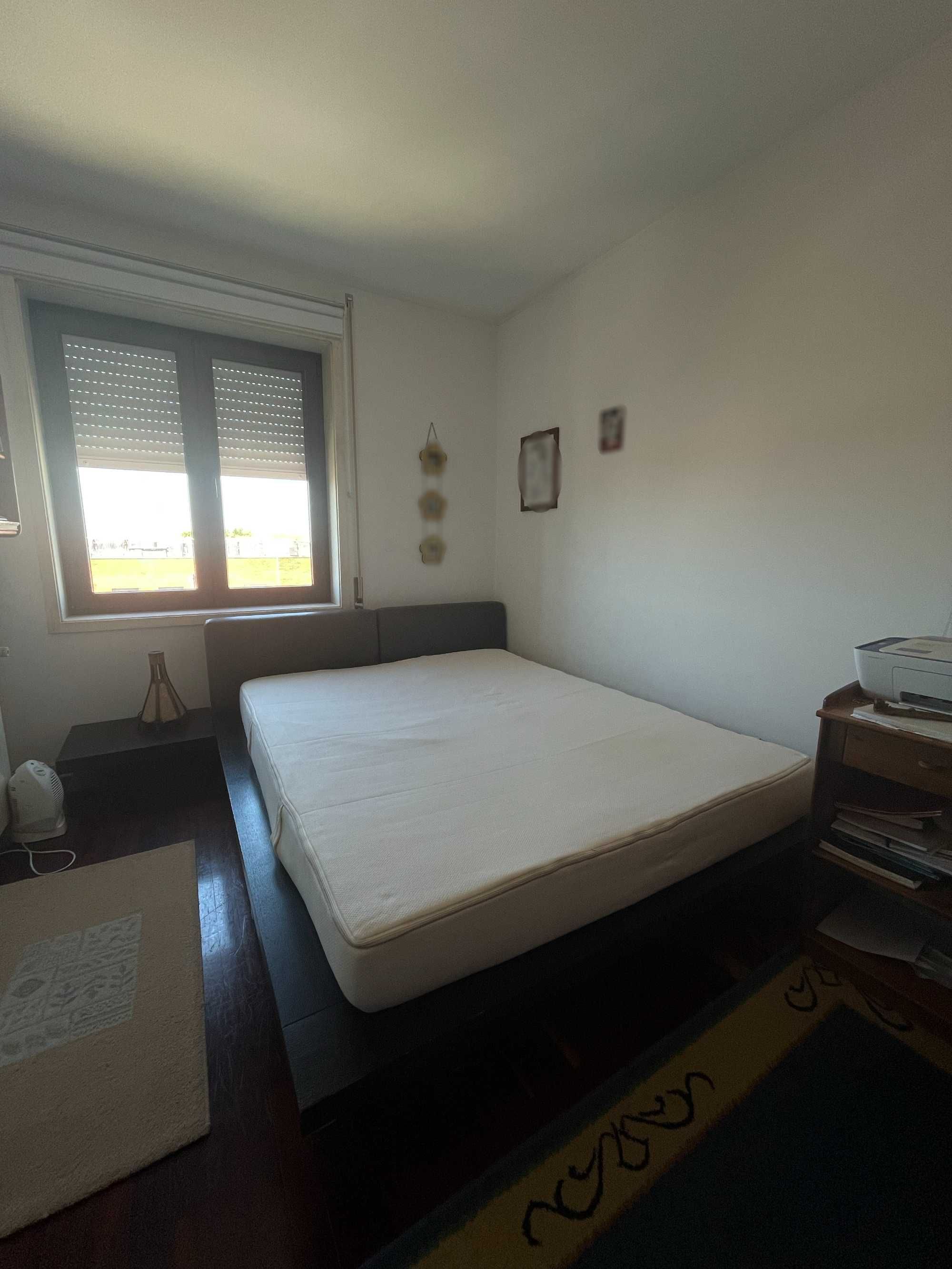Cama de Casal + Colchão + Mesa de Cabeceira