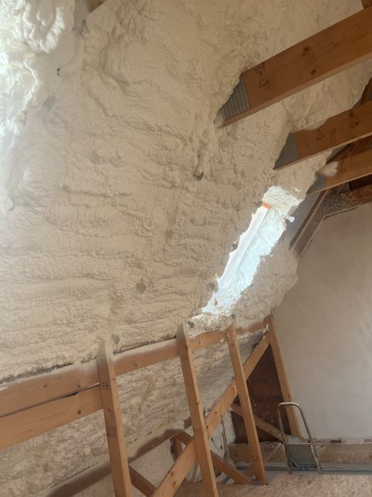 Ocieplenie poddasza,docieplenie,izolacja pianą pur,izolacja natryskowa