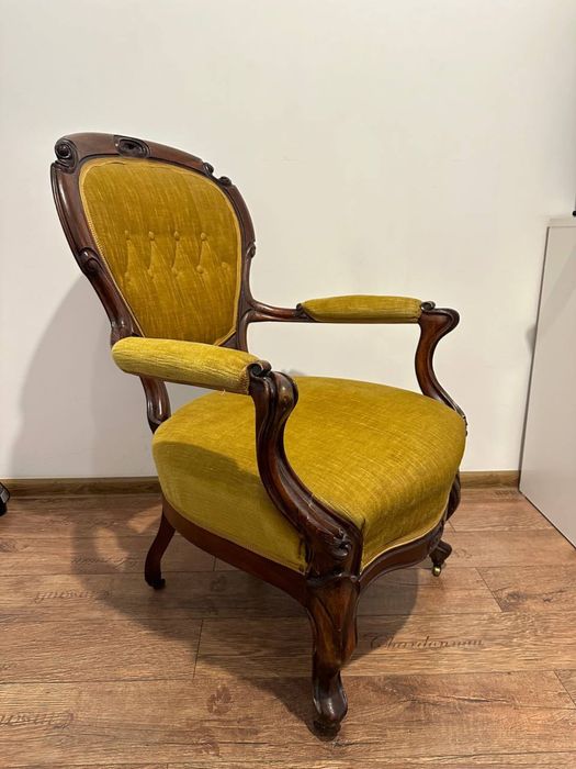 Stylowy fotel w stylu Ludwik Filip – antyk drewno i tapicerka welurowa
