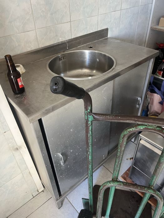 Bancada em inox com cuba e portas