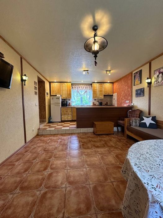 Сучасний просторий будинок для сімї