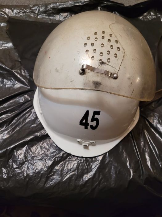 Каска шлем пожарного.