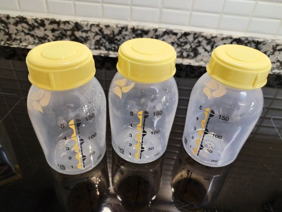 Biberões Medela e sacos para conservar leite materno