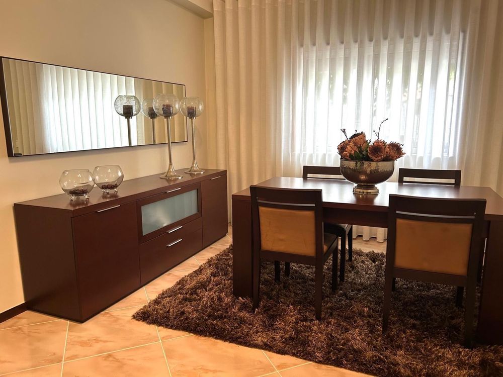 Sala de jantar com mesa e 6 cadeiras
