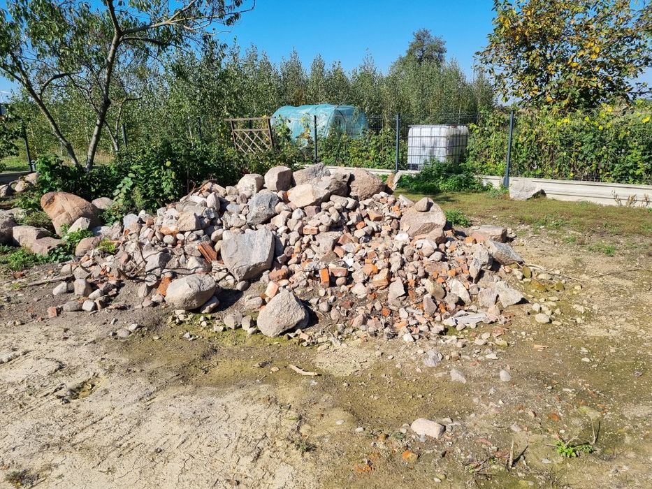 Cegły, gruz budowlany