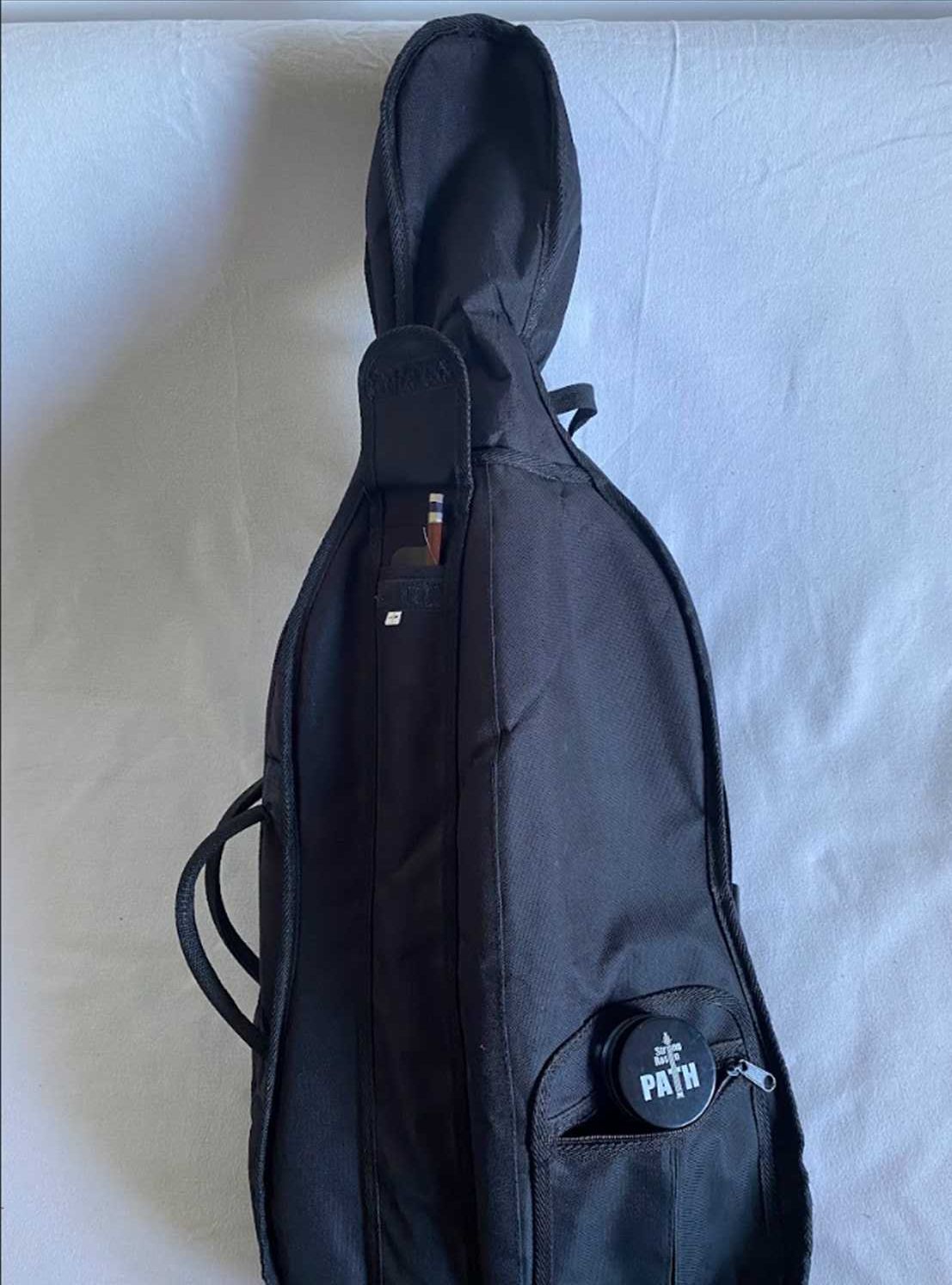 Violoncelo 1/8, arco, e mala de transporte.