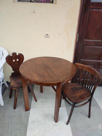 Stary drewniany stół i dwa krzesła