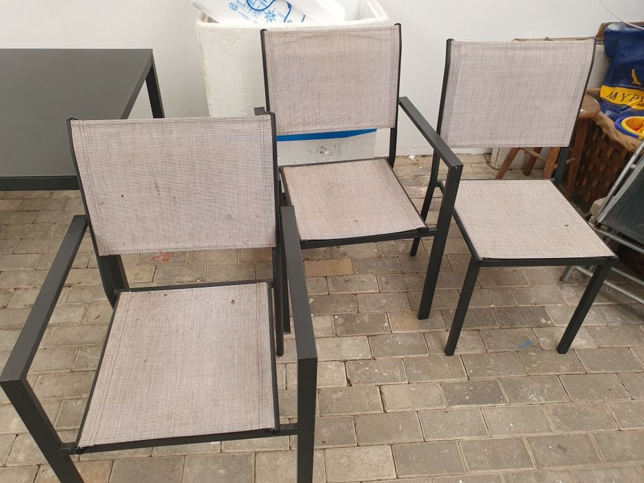 Mesa de metal com tampo em vidro