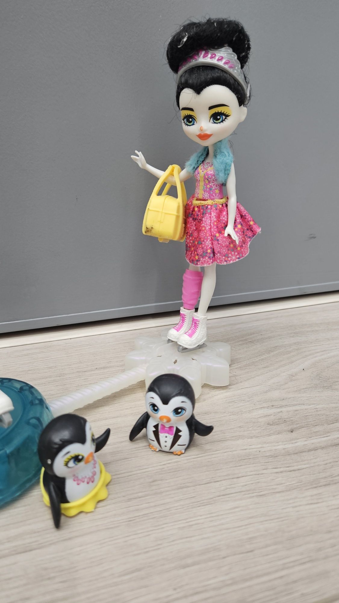Enchantimals zimowy taniec na lodzie lyzwy pingwin